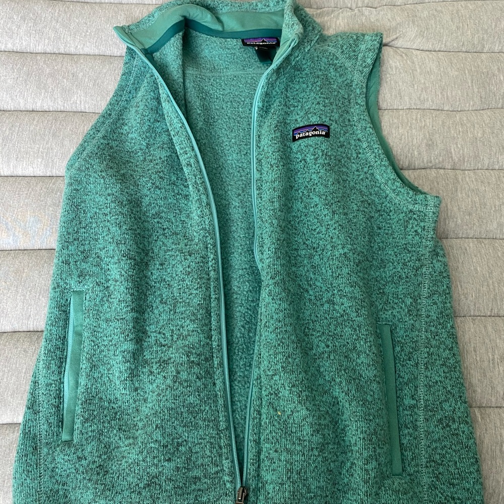 Selling a teal, size M, Patagonia vest! Only been worn once, in great condition!